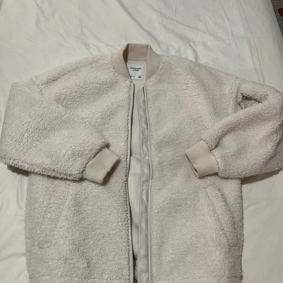 Abercrombie and Fitch Oversized Sherpa Bomber Jacket - Picture 3 of 6